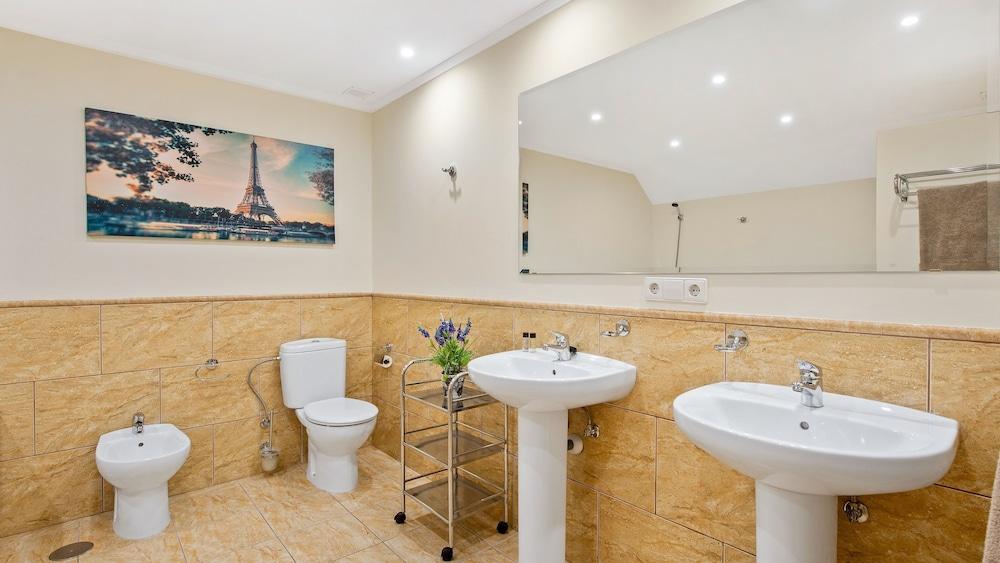 Villa Seafront III - Bathroom