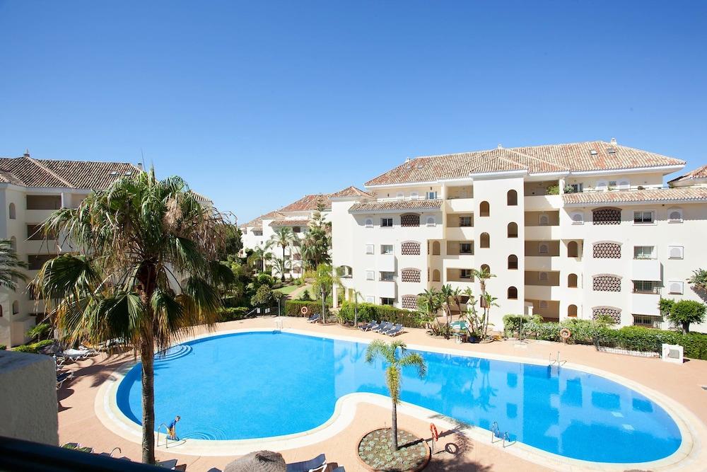 Luxury beach apartment Elviria, Marbella - Outdoor Pool