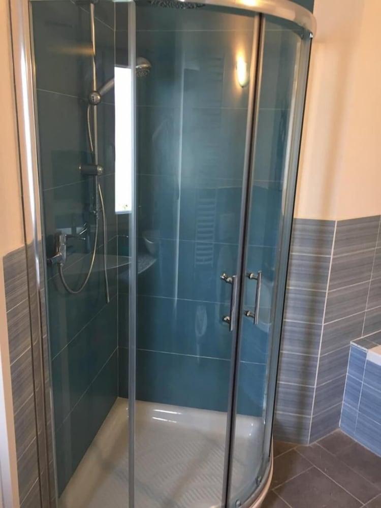 Villino Elena Argegno apartment - Bathroom Shower