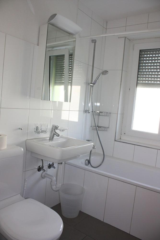Swiss Star Residences - Bathroom