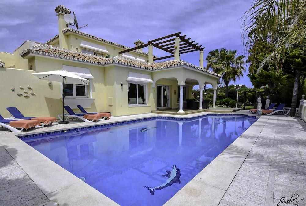 Exquisite Villa 50m To Beach - Featured Image
