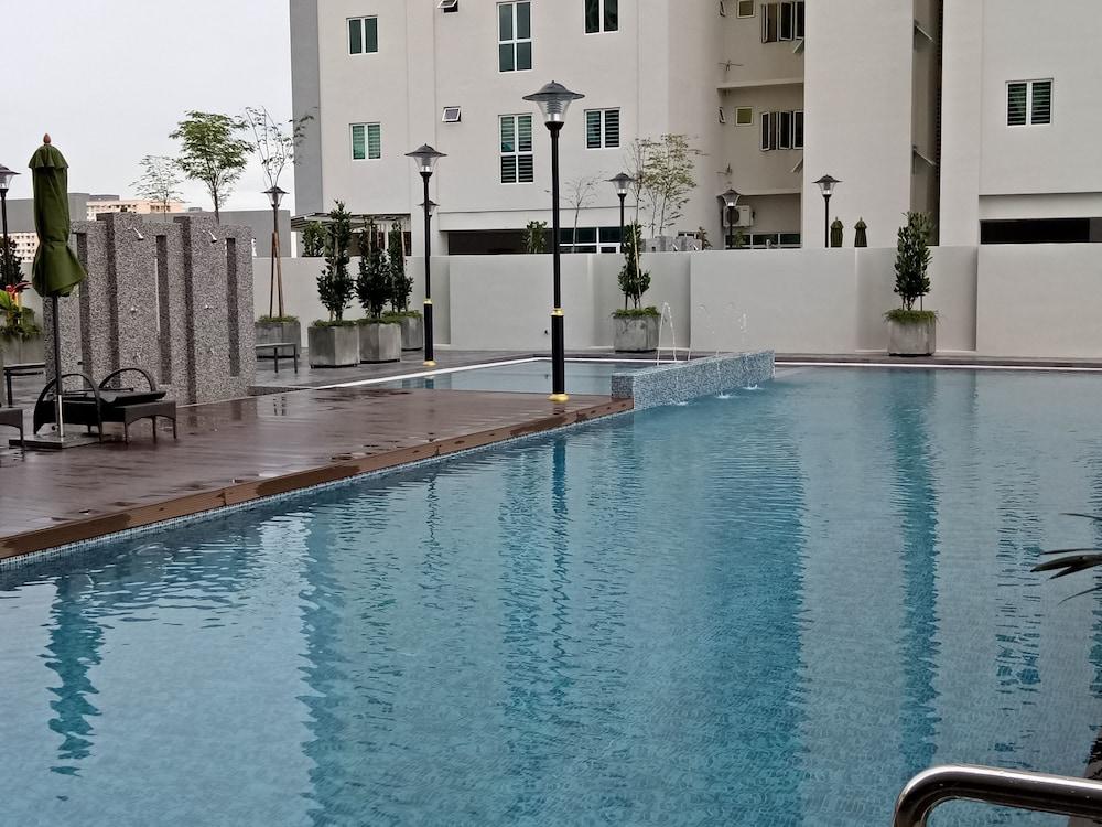 Straits Garden Comfort Suite - Outdoor Pool