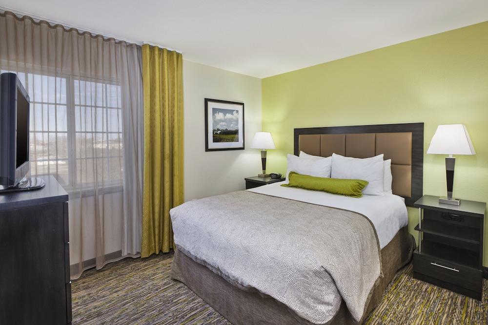 Candlewood Suites Indianapolis Airport, an IHG Hotel - Room