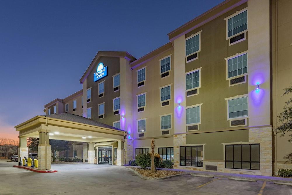 Days Inn & Suites by Wyndham San Antonio near Frost Bank Center - Exterior