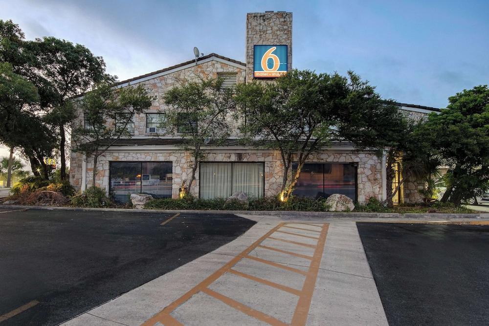 Motel 6 San Antonio, TX - Northwest Medical Center - Featured Image
