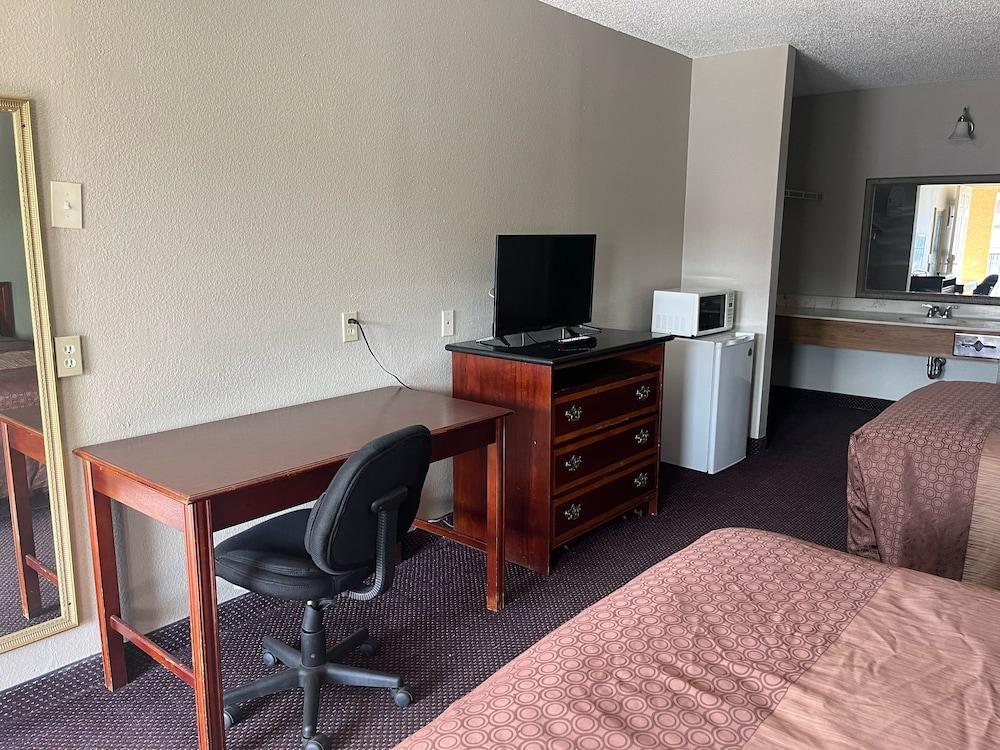 Hallmark Inn & Suites - Room