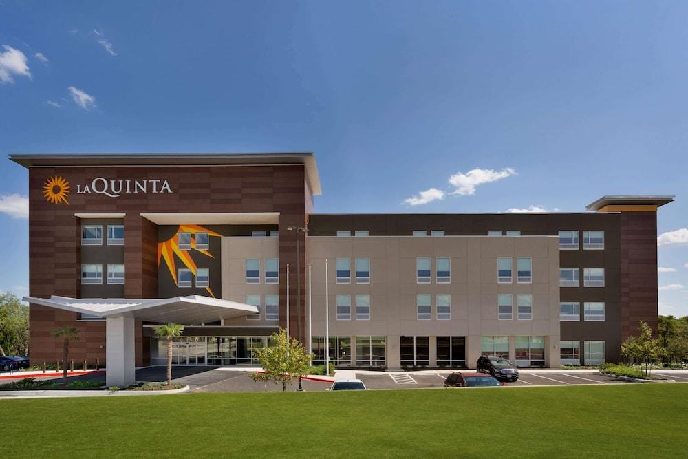 La Quinta Inn & Suites by Wyndham San Antonio Seaworld/LAFB - Featured Image