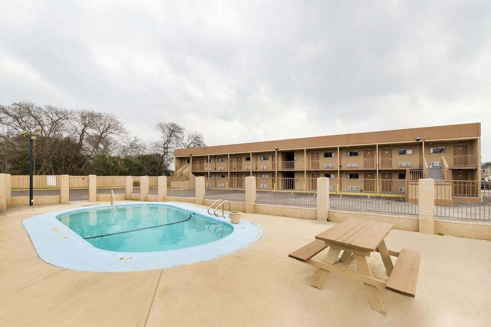 Oyo Hotel San Antonio Lackland AFB/Seaworld Hwy 90 W - Outdoor Pool