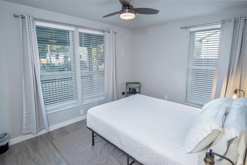 Stylish 4 Br/2ba Renovated Home Near Downtown - Room