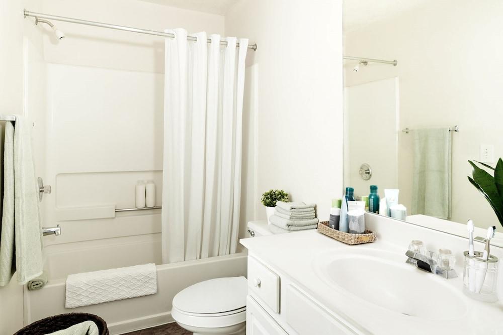 InTown Suites Extended Stay San Antonio TX - Perrin Beitel Road - Bathroom