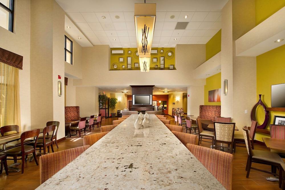 Hampton Inn & Suites San Antonio-Airport - Lobby