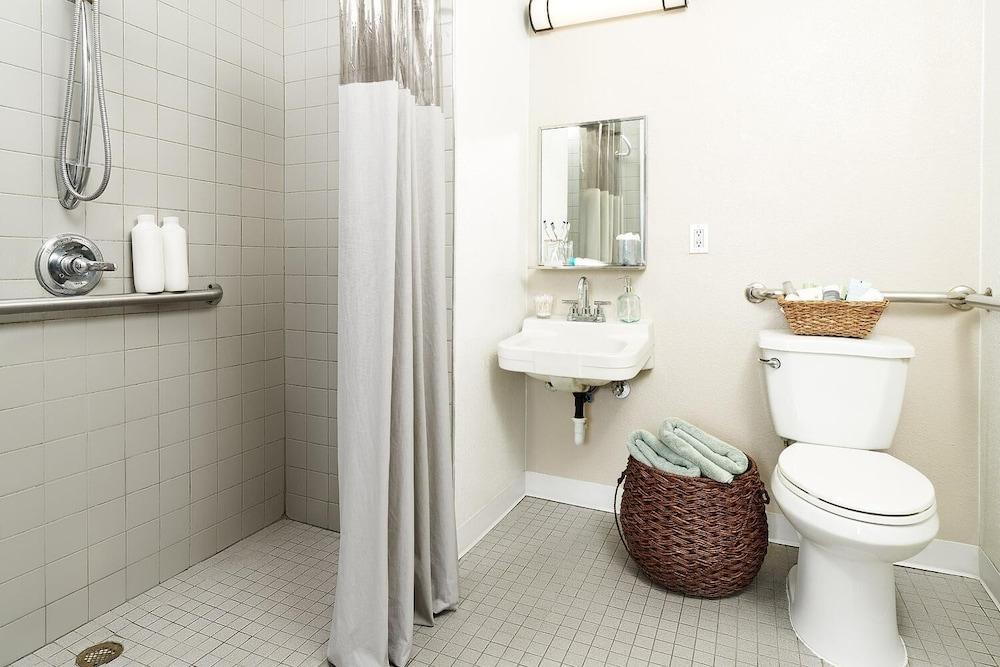 InTown Suites Extended Stay San Antonio TX - Seaworld - Bathroom