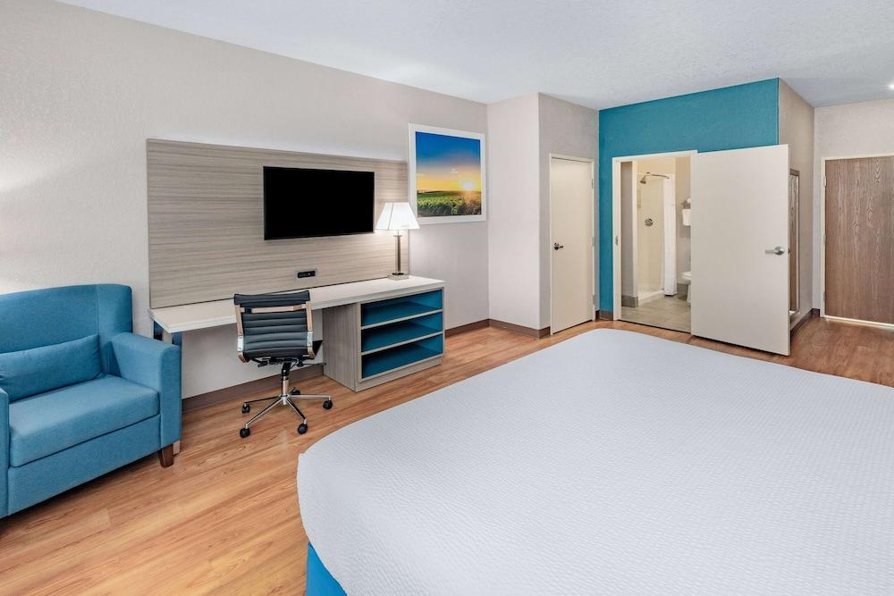 Days Inn & Suites by Wyndham San Antonio near Frost Bank Center - Room