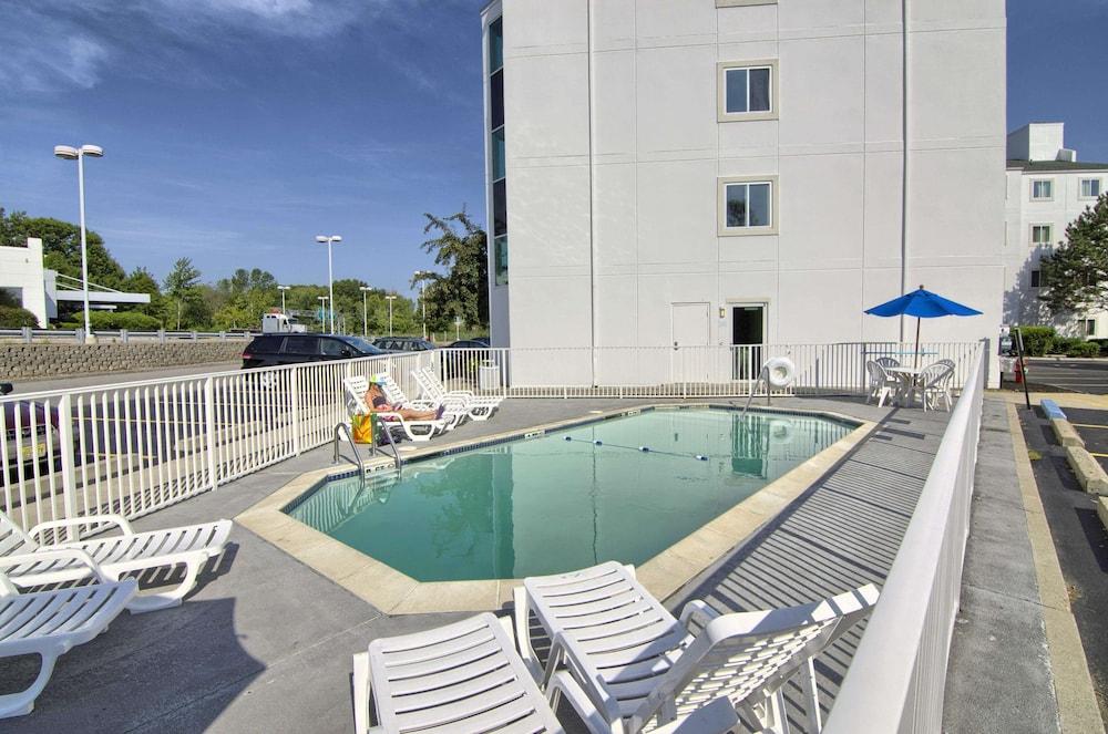 Motel 6 Portsmouth, NH - Outdoor Pool