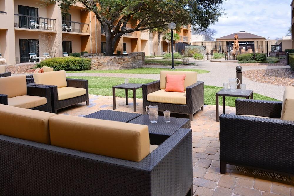 Courtyard by Marriott Medical Center San Antonio - BBQ/Picnic Area