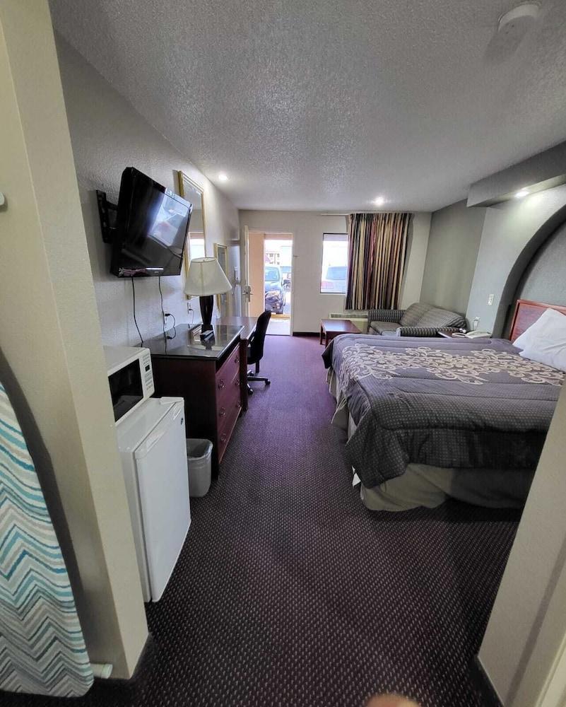 Hallmark Inn & Suites - Room