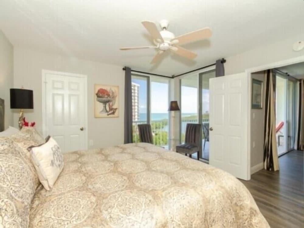 Luxury Gulf-Front Condo Located in Distinguished Area with Pool and Hot Tub by RedAwning - Room