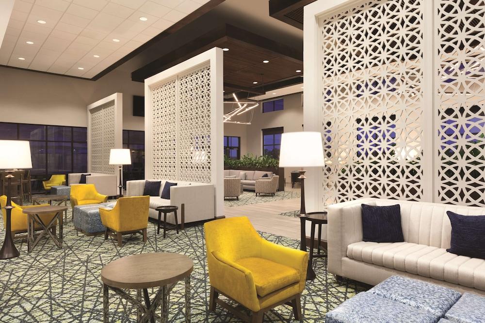 Embassy Suites by Hilton San Antonio Brooks Hotel & Spa - Lobby