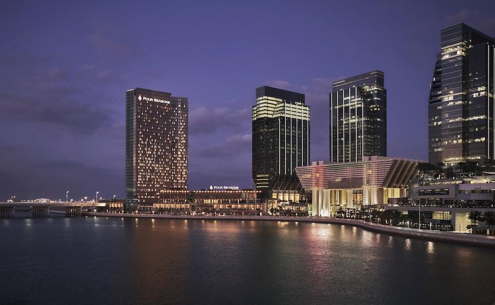 Four Seasons Hotel Abu Dhabi at Al Maryah Island - Featured Image
