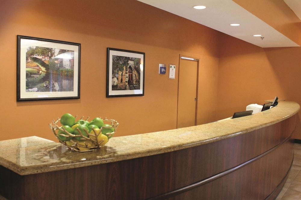 La Quinta Inn & Suites by Wyndham San Antonio Medical Ctr NW - Lobby