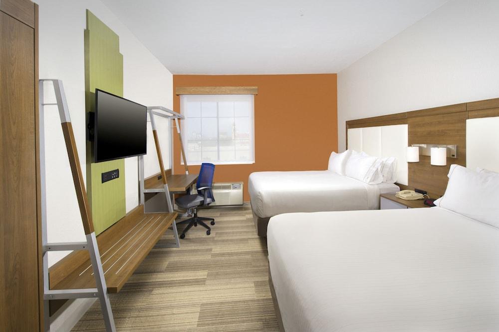 Holiday Inn Express & Suites San Antonio-Dtwn Market Area, an IHG Hotel - Room