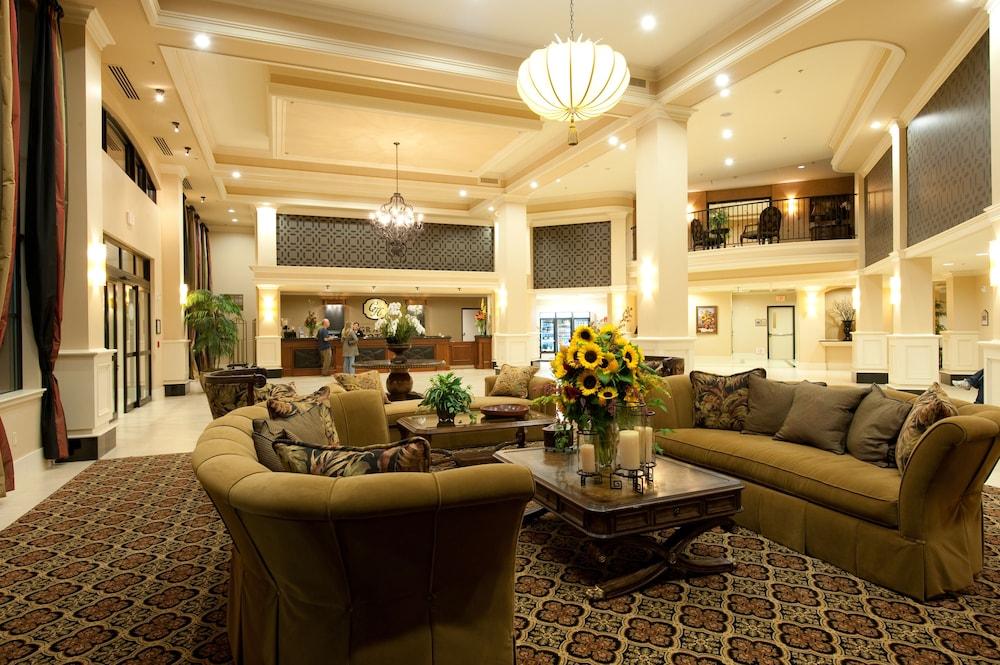 Grand Hotel at Bridgeport - Lobby Sitting Area