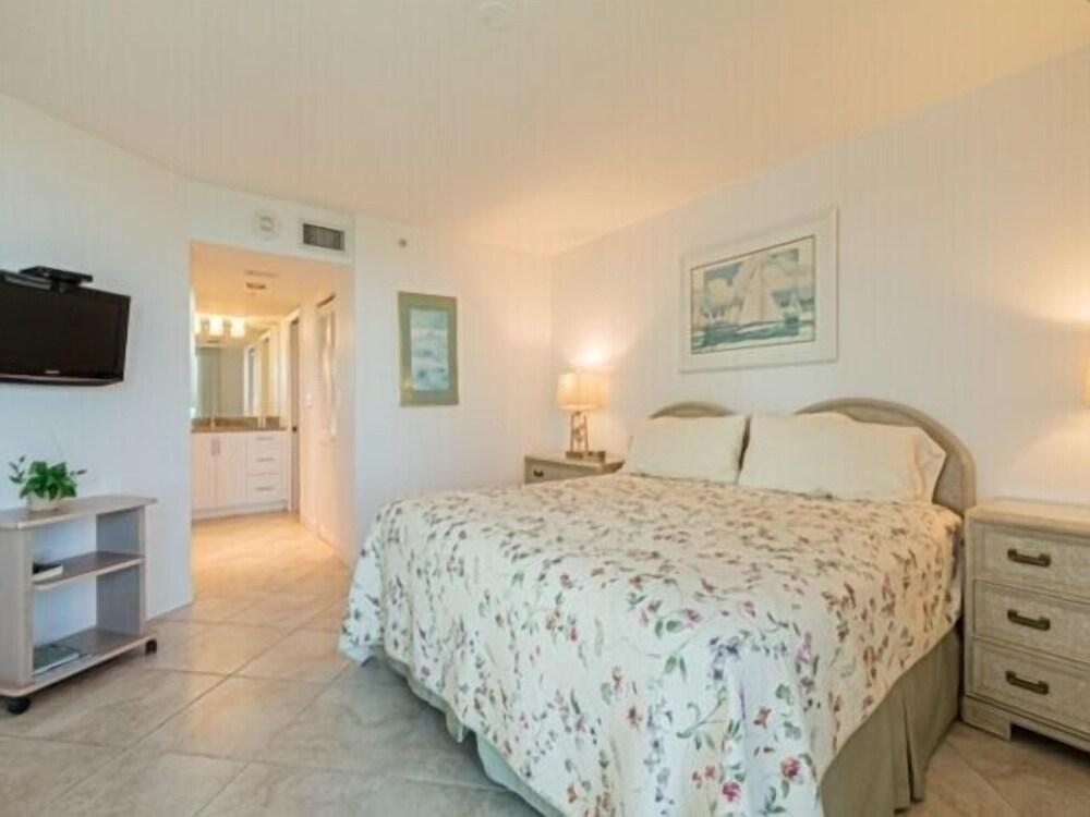 Luxurious Beachfront Condo in Prime Location with Pool and Hot Tub by RedAwning - Room