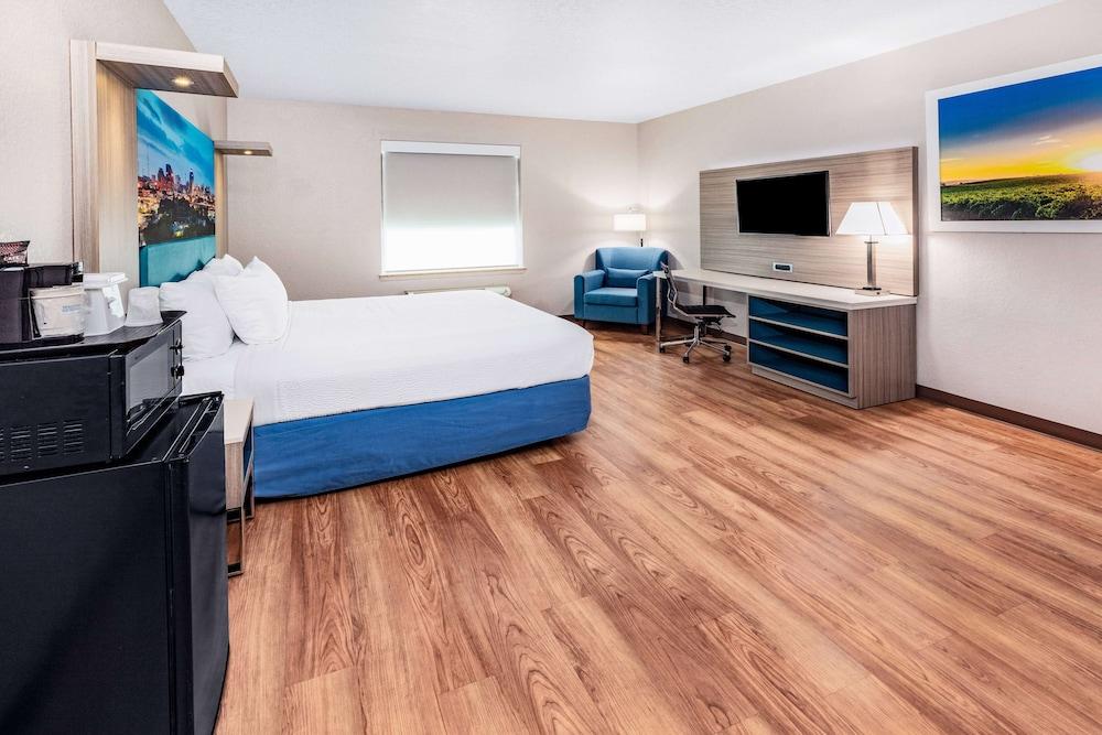 Days Inn & Suites by Wyndham San Antonio near Frost Bank Center - Room