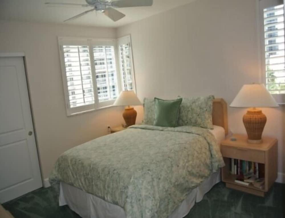 Deluxe Beachfront Condo Located in Prestigious Resort with Pool and Hot Tub by RedAwning - Room
