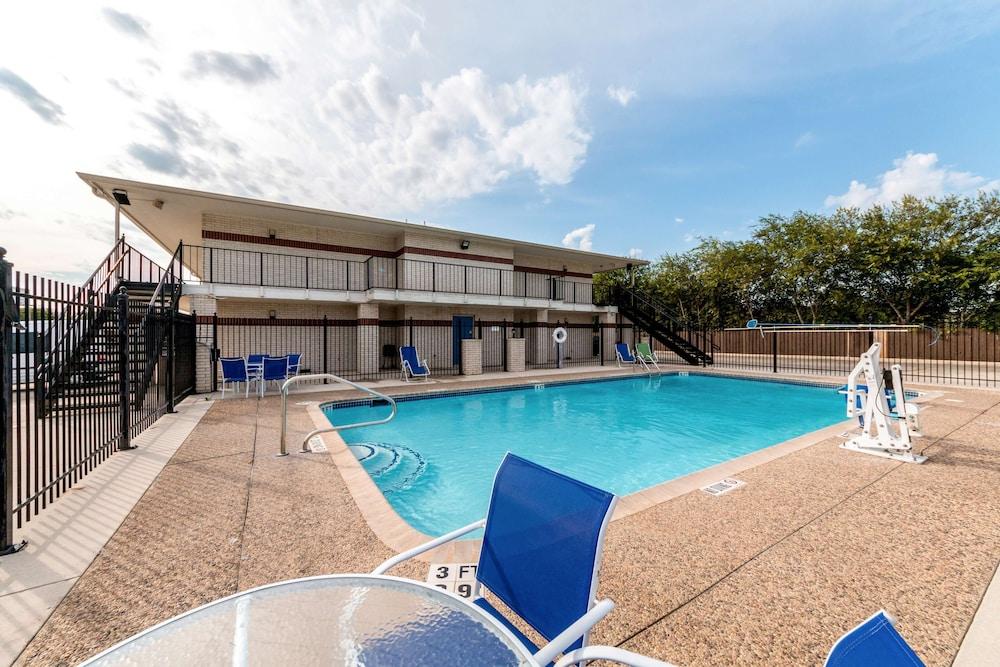 Motel 6 San Antonio, TX - South WW White Rd - Outdoor Pool