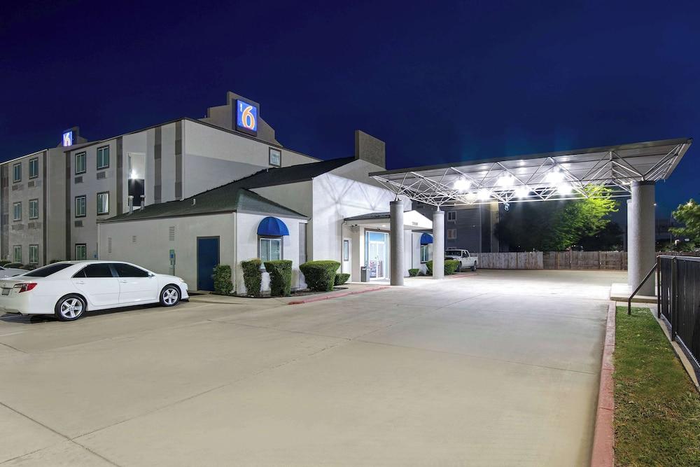 Motel 6 San Antonio, TX - South - Exterior