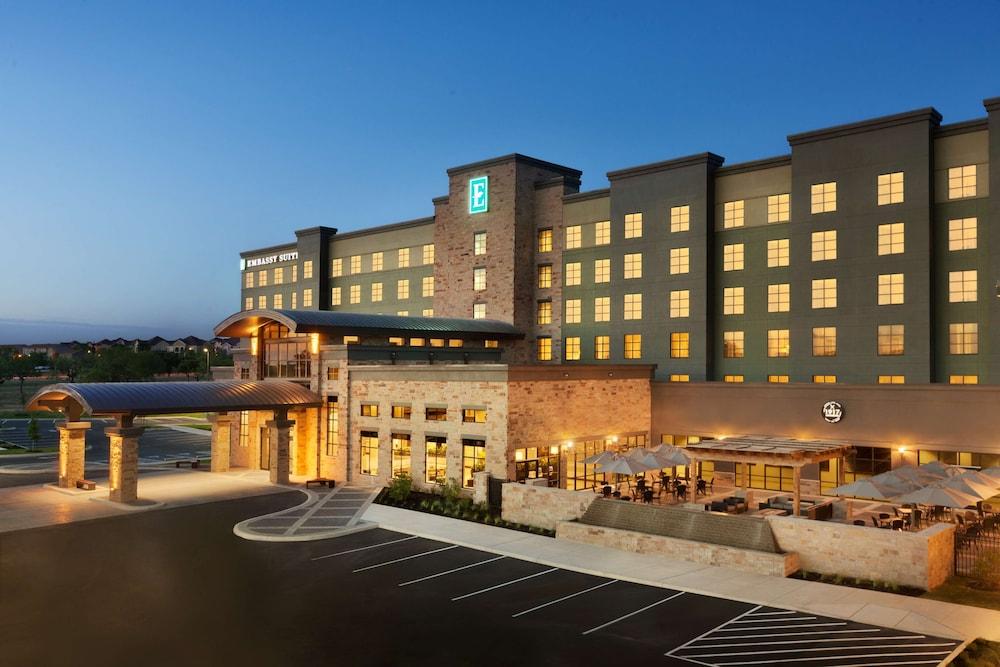 Embassy Suites by Hilton San Antonio Brooks Hotel & Spa - Exterior