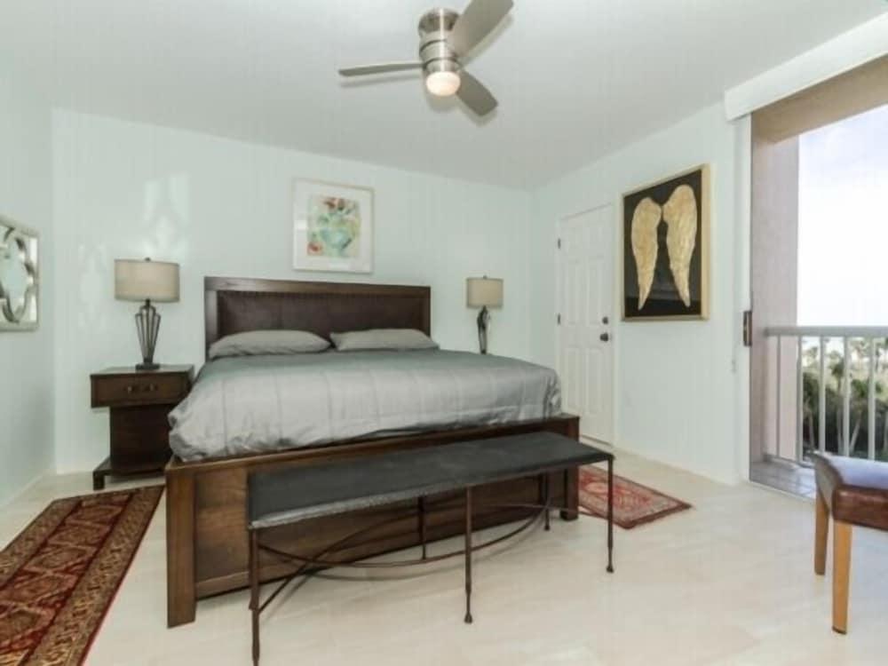 Beautifully Furnished Gulf-Front Condo Just a Walk to the beach by RedAwning - Room