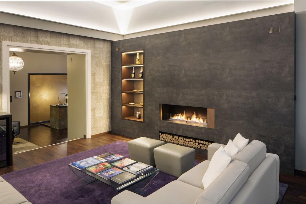 Swiss Luxury Apartments - Lobby Sitting Area