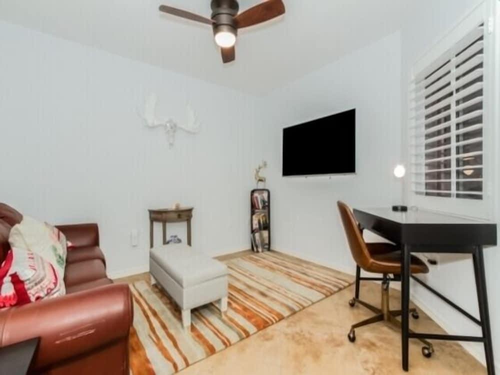 Beautifully Furnished Gulf-Front Condo Just a Walk to the beach by RedAwning - Living Room