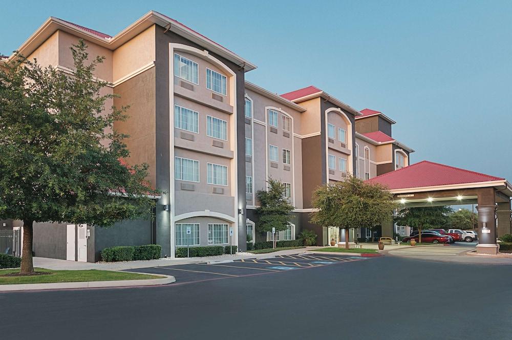 La Quinta Inn & Suites by Wyndham San Antonio Northwest - Exterior