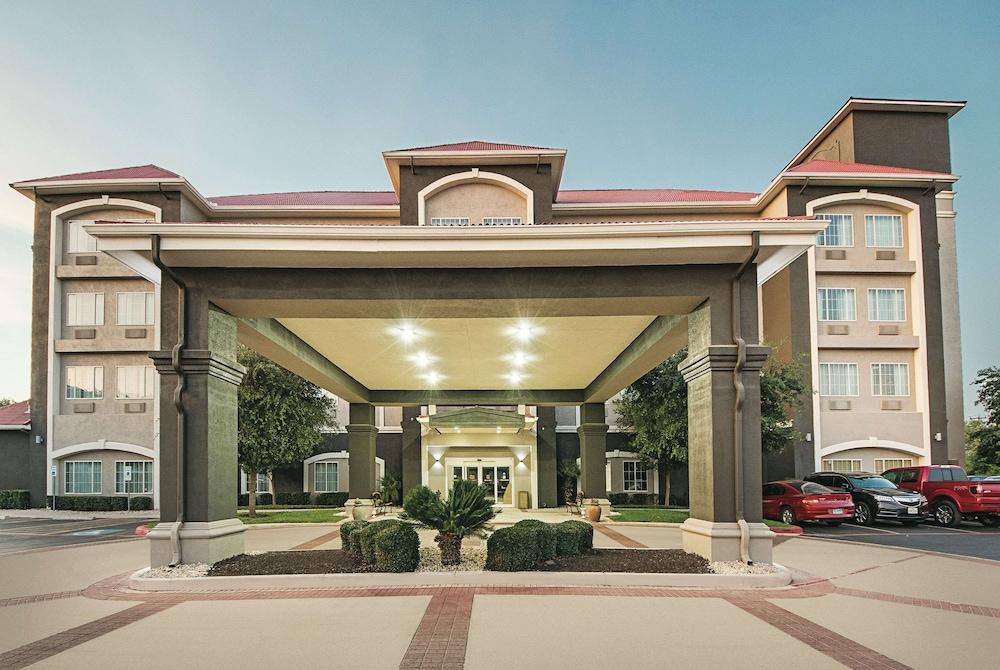 La Quinta Inn & Suites by Wyndham San Antonio Northwest - Exterior