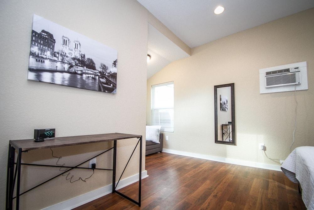 Remodeled House Near Downtown 1br/1ba - Room