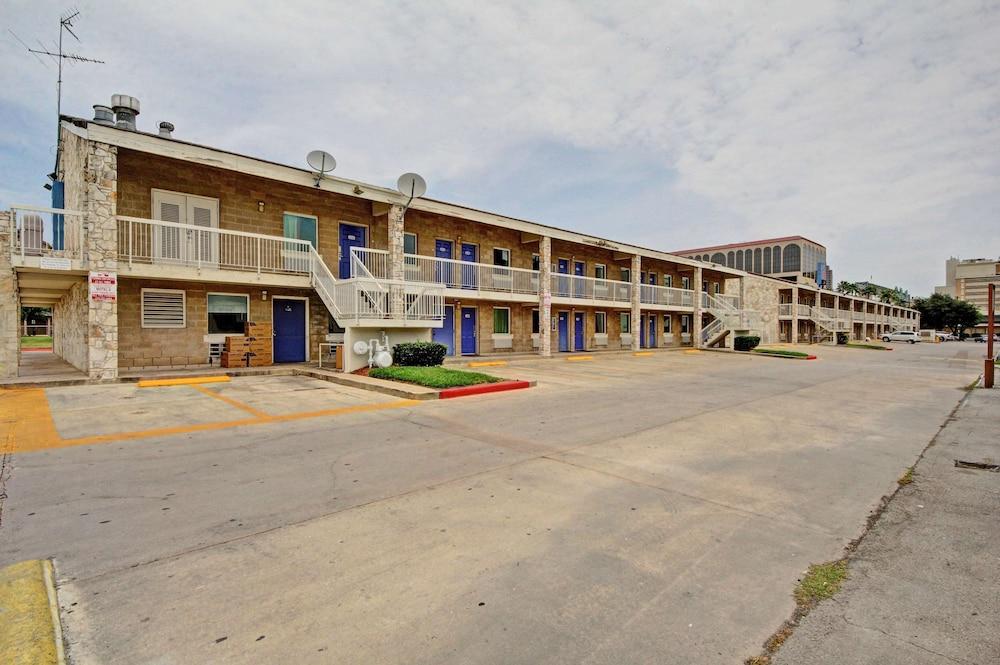 Motel 6 San Antonio, TX - Downtown - Market Square - Exterior