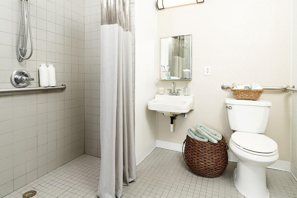 InTown Suites Extended Stay San Antonio TX - Perrin Beitel Road - Bathroom
