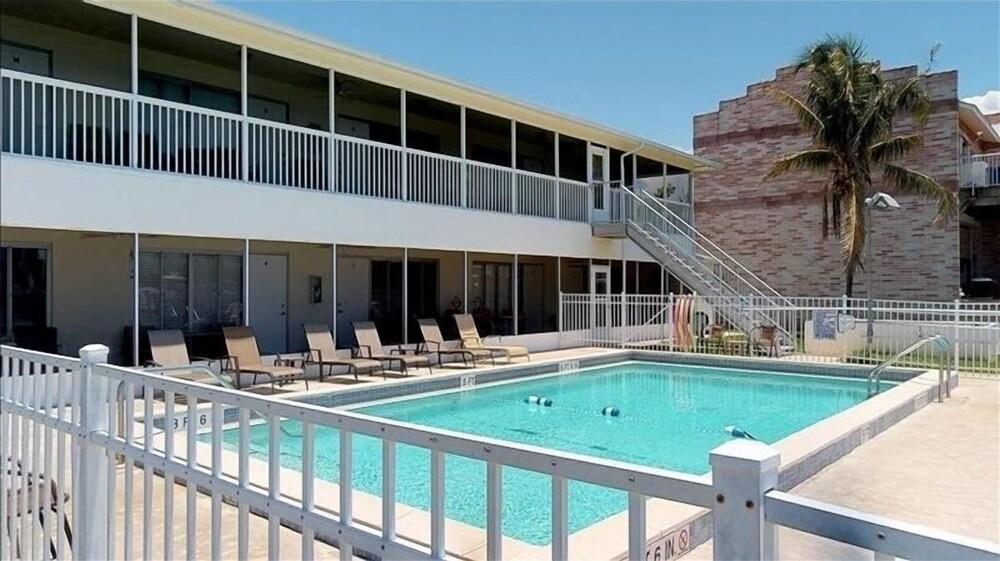 Dwl - 8 - Driftwood Landing 1 Bedroom Condo by Redawning - Pool