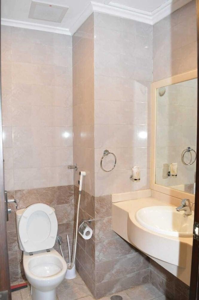 Mithaq Al Huda Hotel by Noor Al Safwa - Bathroom