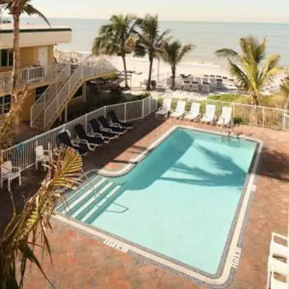 Vanderbilt Beach Resort - Outdoor Pool