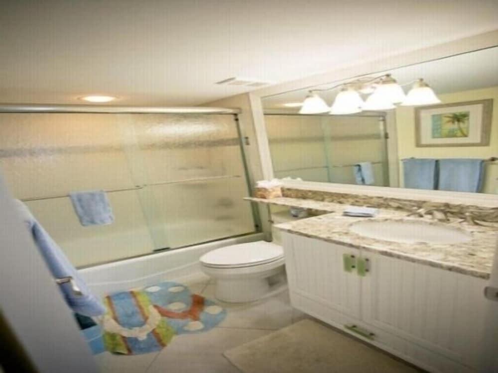 Oceanfront Condo, Short Walk to the Beach with Olympic-Size Pool by RedAwning - Bathroom