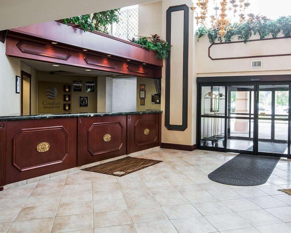 Comfort Inn & Suites - Lobby