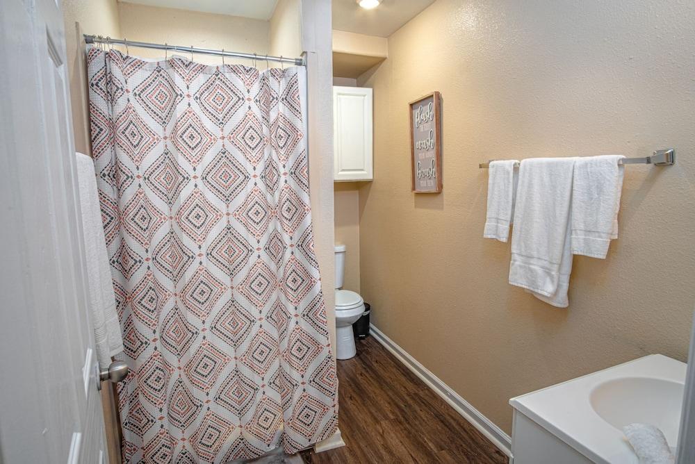 Remodeled Guest House Near Downtown/military Base - Bathroom