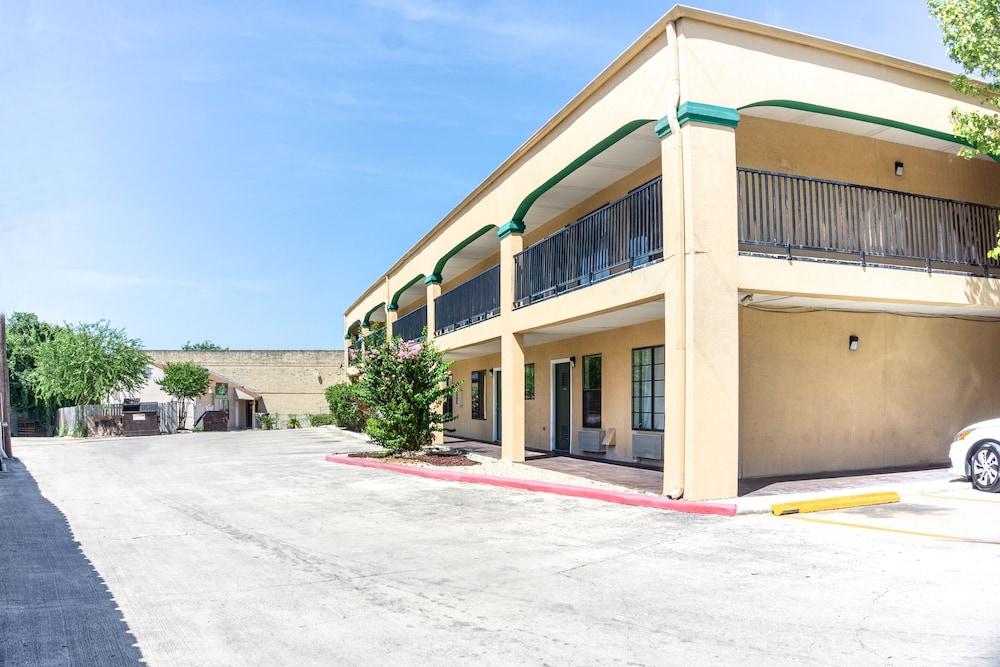 OYO Inn & Suites Medical Center San Antonio - Exterior