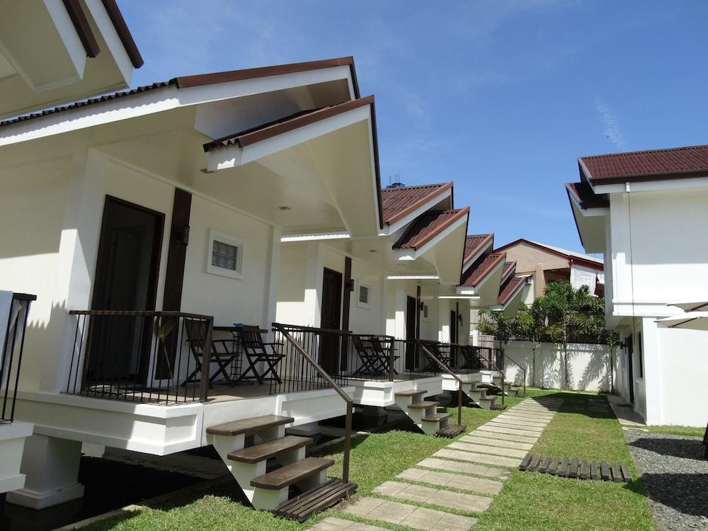 Cleon Villas Pension - Property Grounds