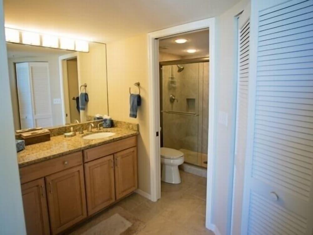 Elegant Oceanfront Condo with Pool and Hot Tub by RedAwning - Bathroom