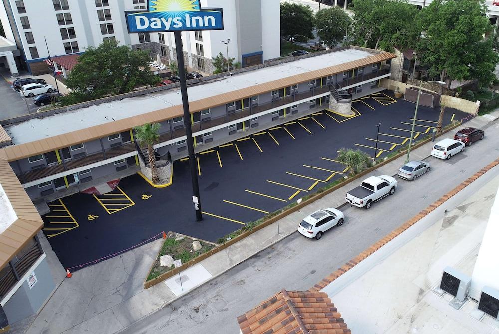 Days Inn by Wyndham San Antonio Alamo/Riverwalk - Featured Image